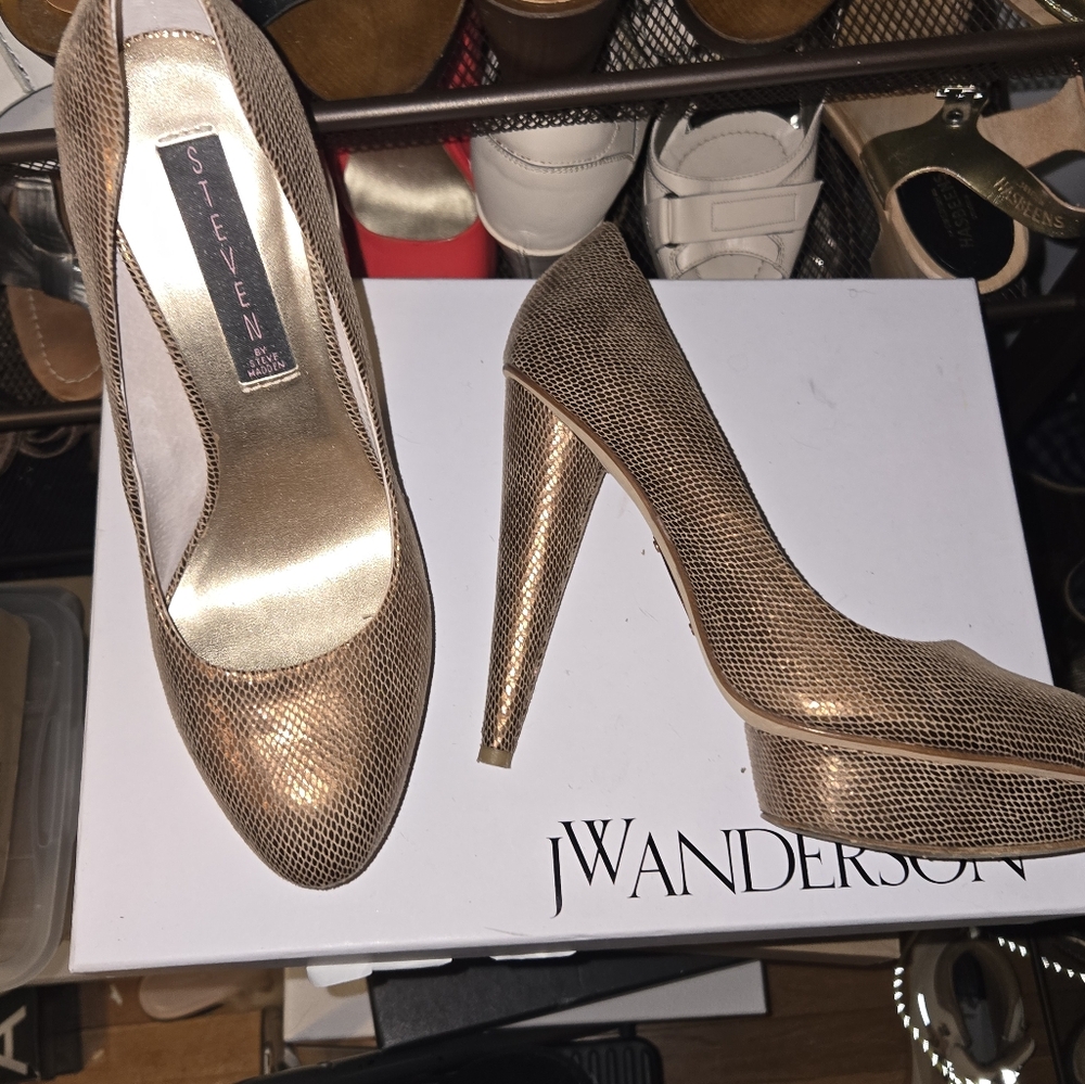 Seven7 Women's Gold Pumps